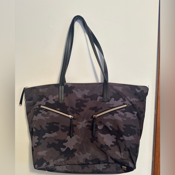 Stella & Dot Handbags - Stella & Dot Lady Boss Tote Bag- Black Camo with Rose Gold Accents